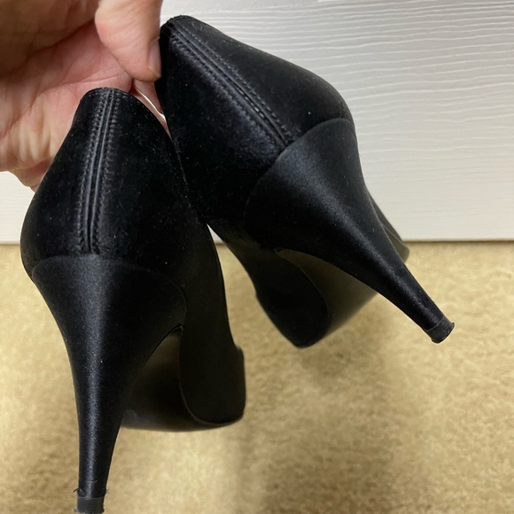 Stuart Weitzman size 35/ 5 Heels❤️ - Picture 3 of 7